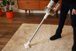 Hoe tapijten te wassen met een stofzuiger